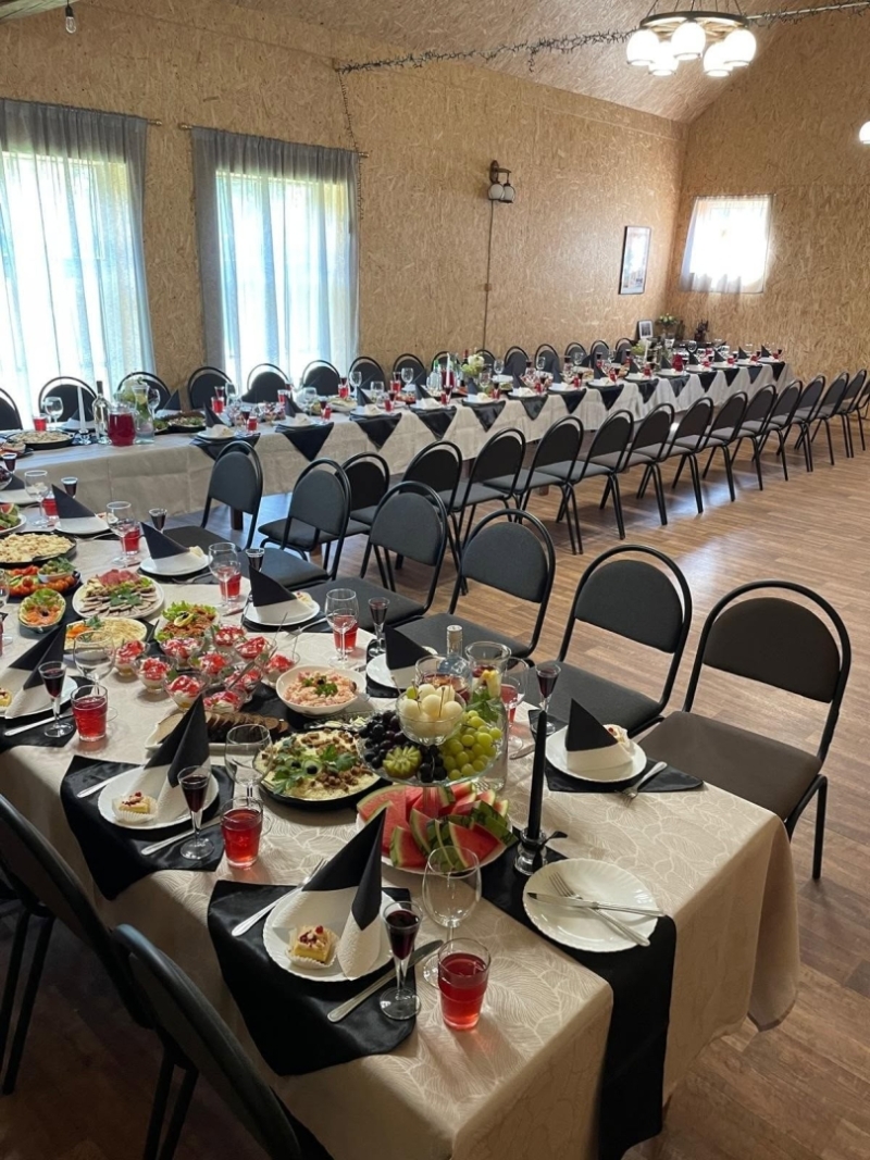 Divas vīnogas_galdi