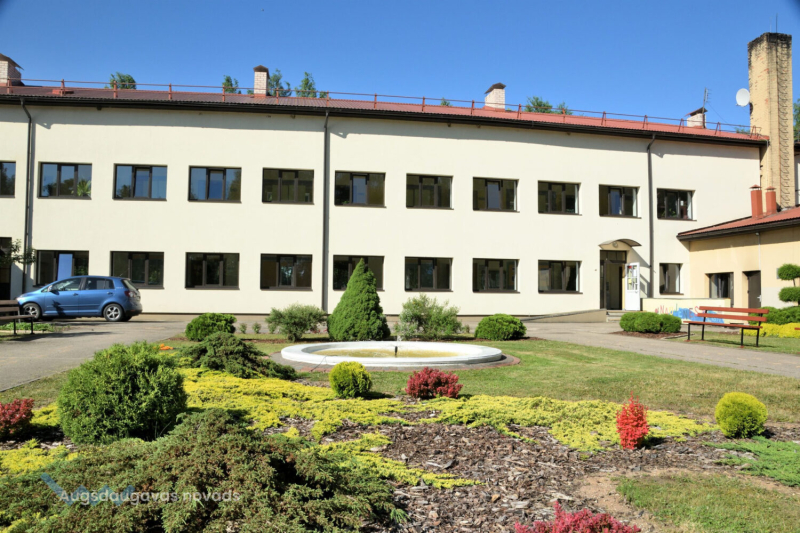 Naujenes pamatskola