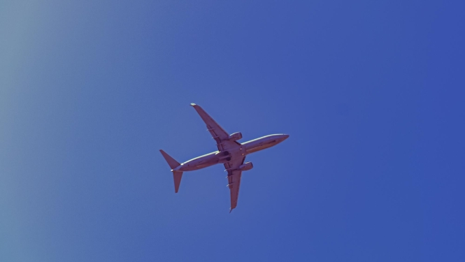 Lidmašīnas siluets pret debesīm