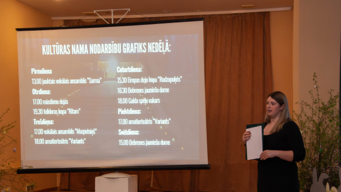 Bebrenes Kultūras nama vadītāja prezentē
