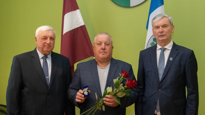 Vitālijs Kurmis ar domes vadību_apbalvojums