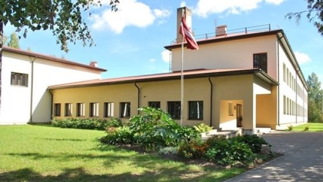 naujenes skola