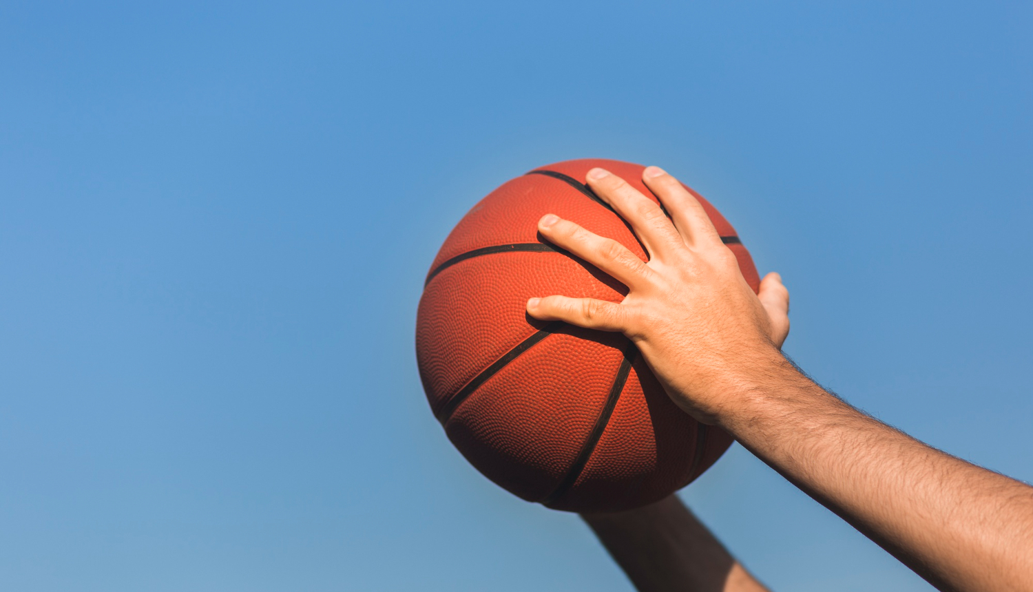 Roka tura basketbola bumbu