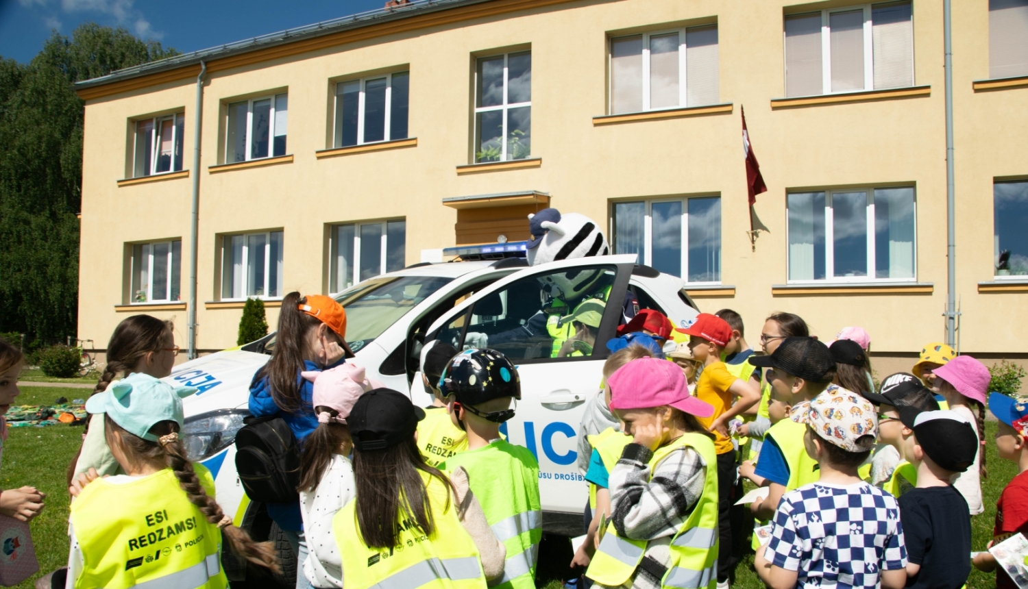 bērni pie Valsts policijas auto