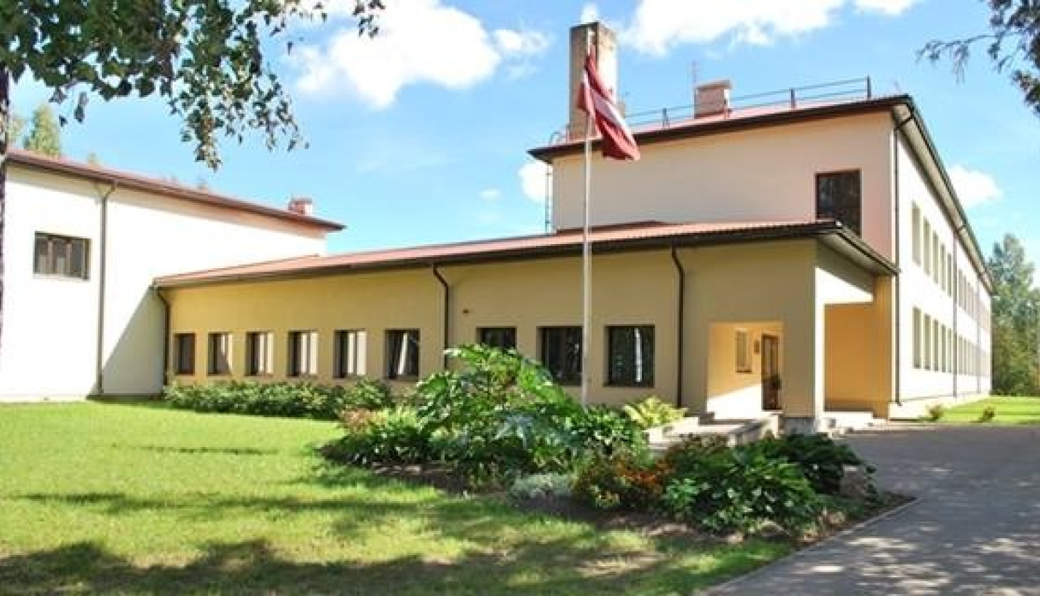 naujenes skola