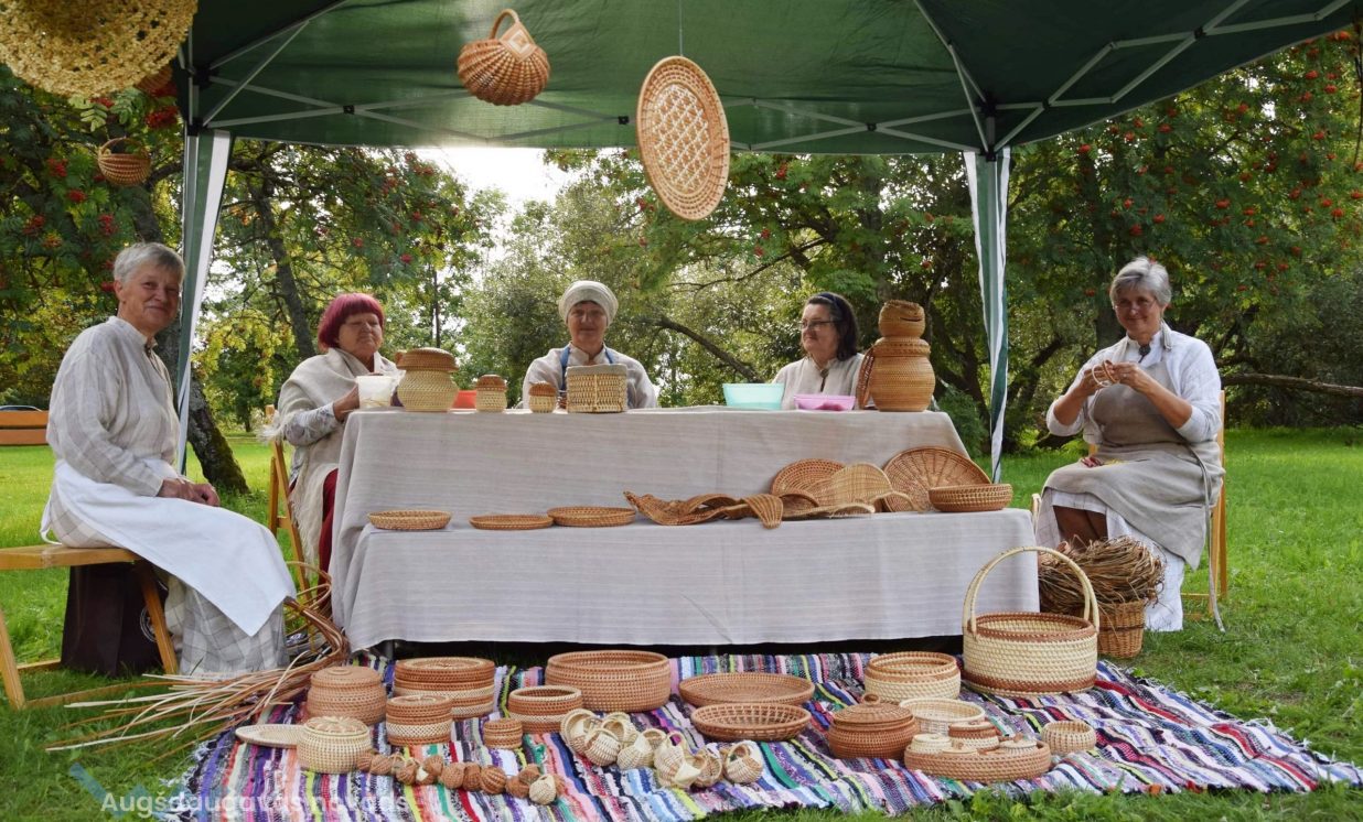 Špoģu Mūzikas un mākslas skolas tautas lietišķās mākslas studija „Pūpoli”