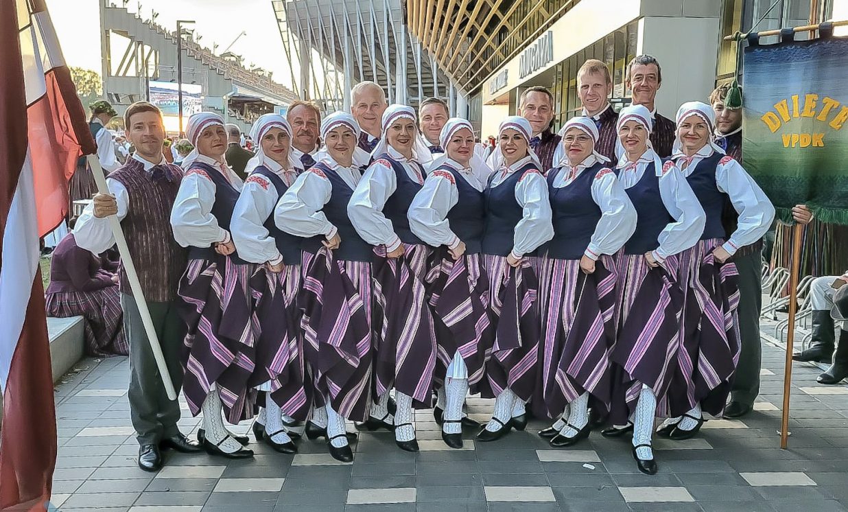 Dvietes pagasta kultūras nama vidējās paaudzes deju kolektīvs "Dviete"