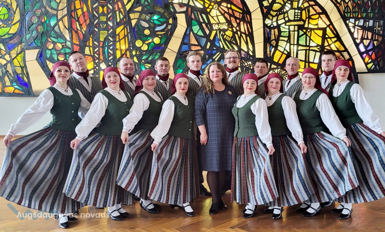 Sventes Tautas nama vidējās paaudzes deju kolektīvs „Ezerzvani”