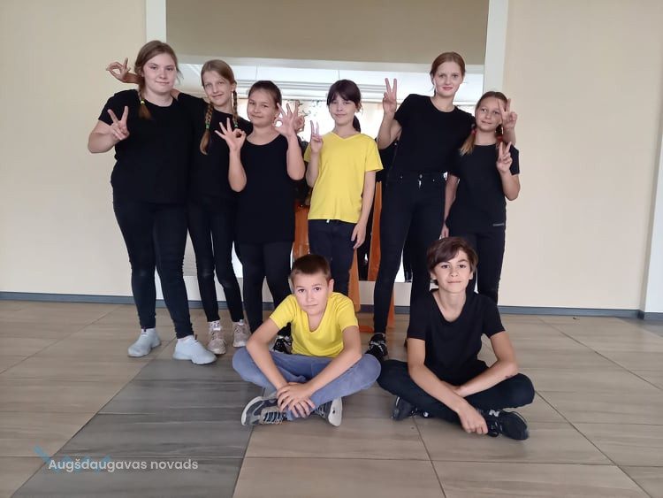 Subates kultūras nama līnijdeju grupa „RitmusS"(bērnu un pieaugušo grupas)