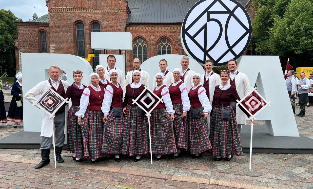 Latviešu skatuviskās dejas kolektīvi