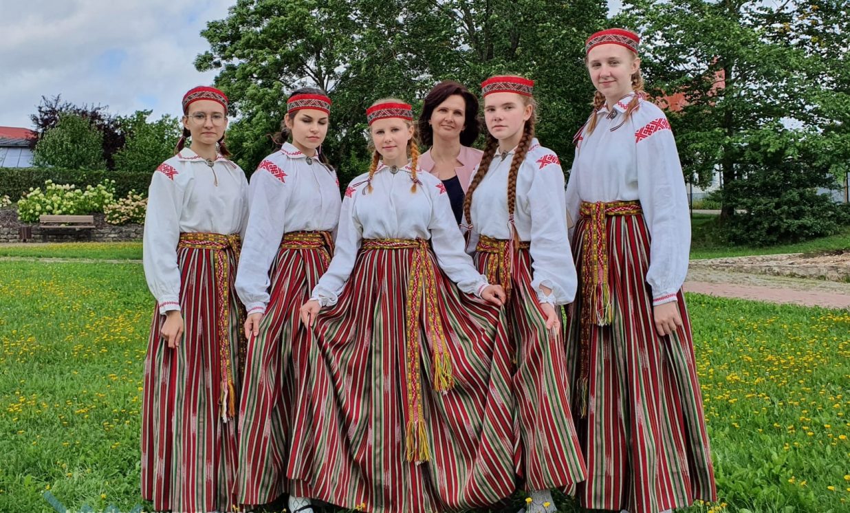 Špoģu Mūzikas un mākslas skolas koklētāju ansamblis „Dzirksteļeite”