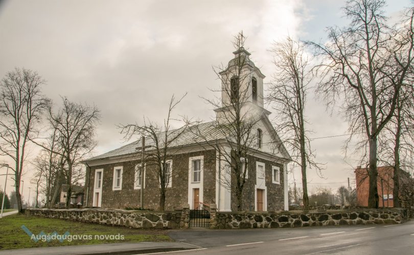 Sventes Vissvētākās Trīsvienības Romas katoļu baznīca