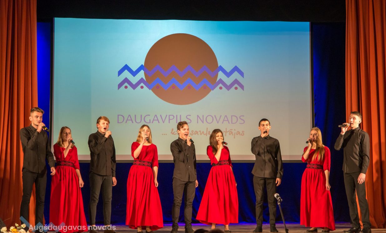 Augšdaugavas novada Kultūras centra „Vārpa” vokālais ansamblis „Stage On”