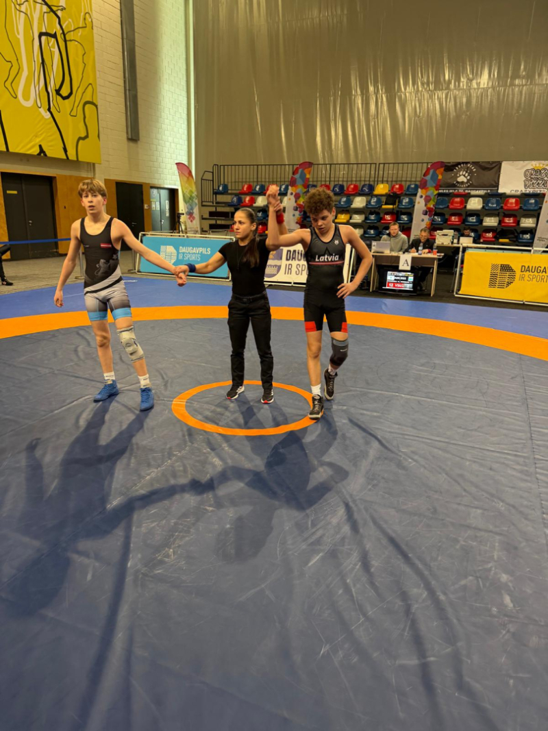 Trīs personas: tiesnesis un divi sportisti