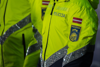 Divas Valsts policijas personas, redzams tikai rumpis formastērpā