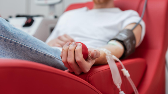 Vīrietis ziedo asinis Donoru dienas ietvaros