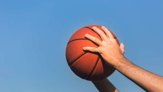 Roka tura basketbola bumbu