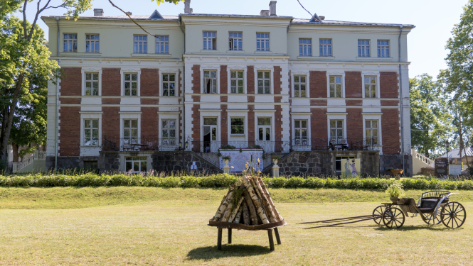 Bebrenes muiža vasarā