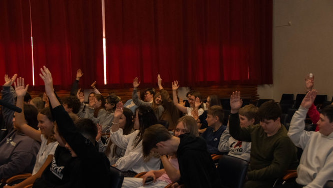 jaunieši pacēluši rokas