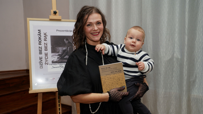 Grāmatas "Dzīve bez rokām" tulkotāja Kristīne Kuņicka-Dzalbe ar mazo Dāvidu