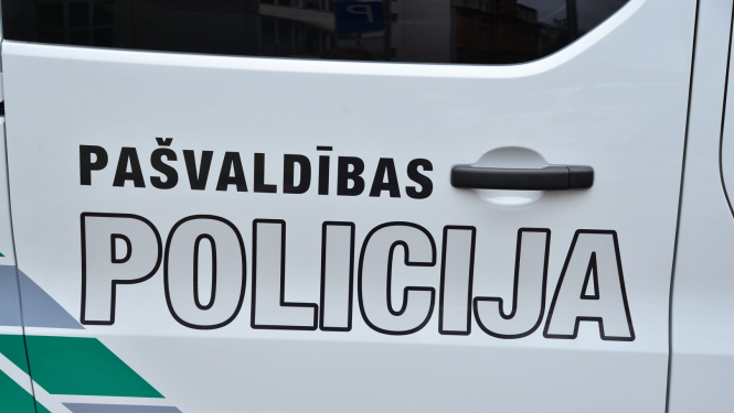Pašvaldības policijas uzraksts uz auto durvīm