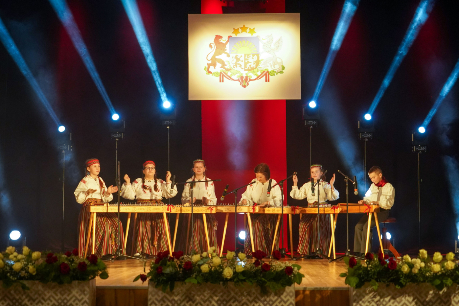 Špoģu Mūzikas un mākslas skolas koklētāju ansamblis “Dzirksteļeite” (vadītāja Vija Petrova)