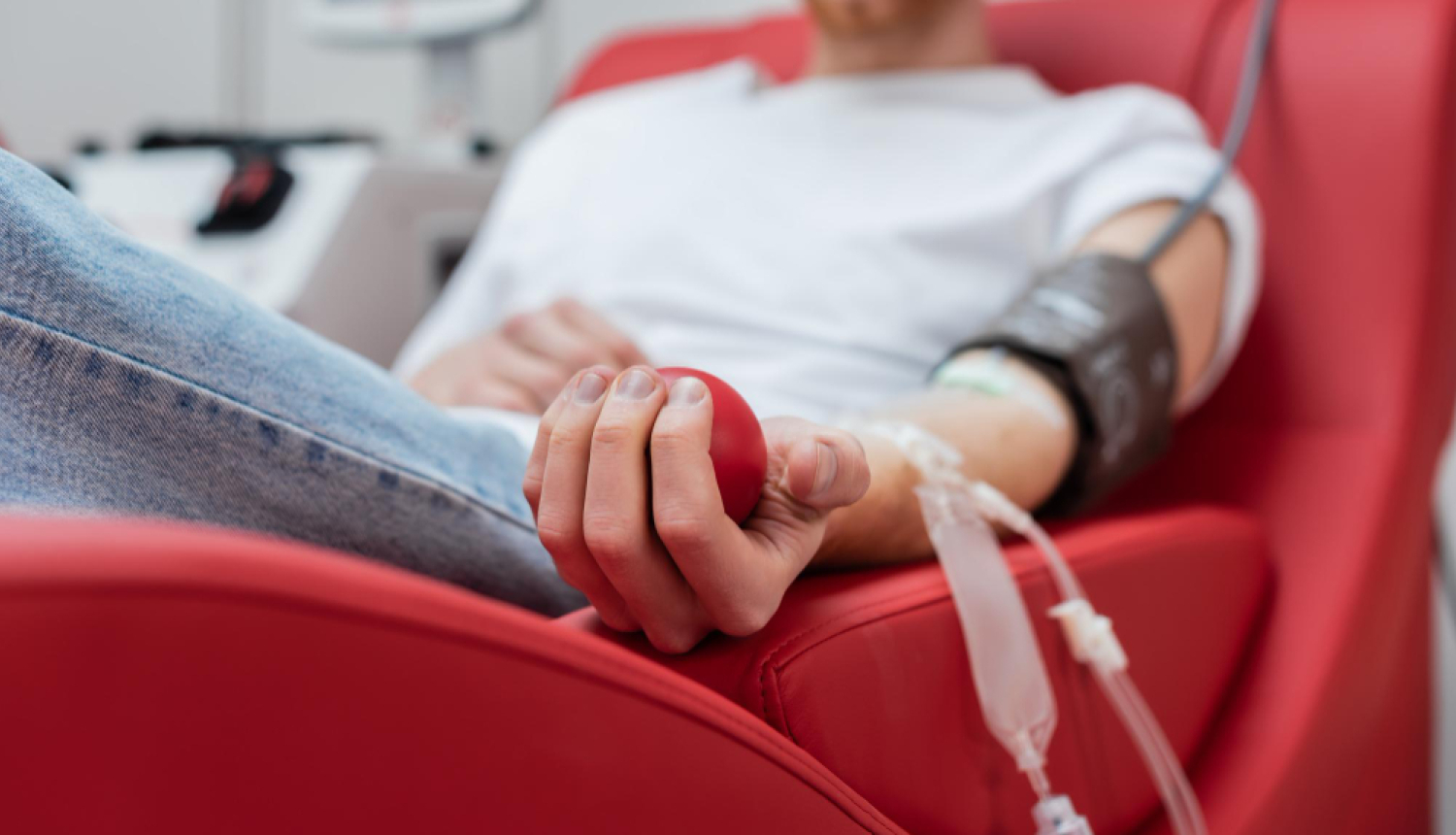 Vīrietis ziedo asinis Donoru dienas ietvaros