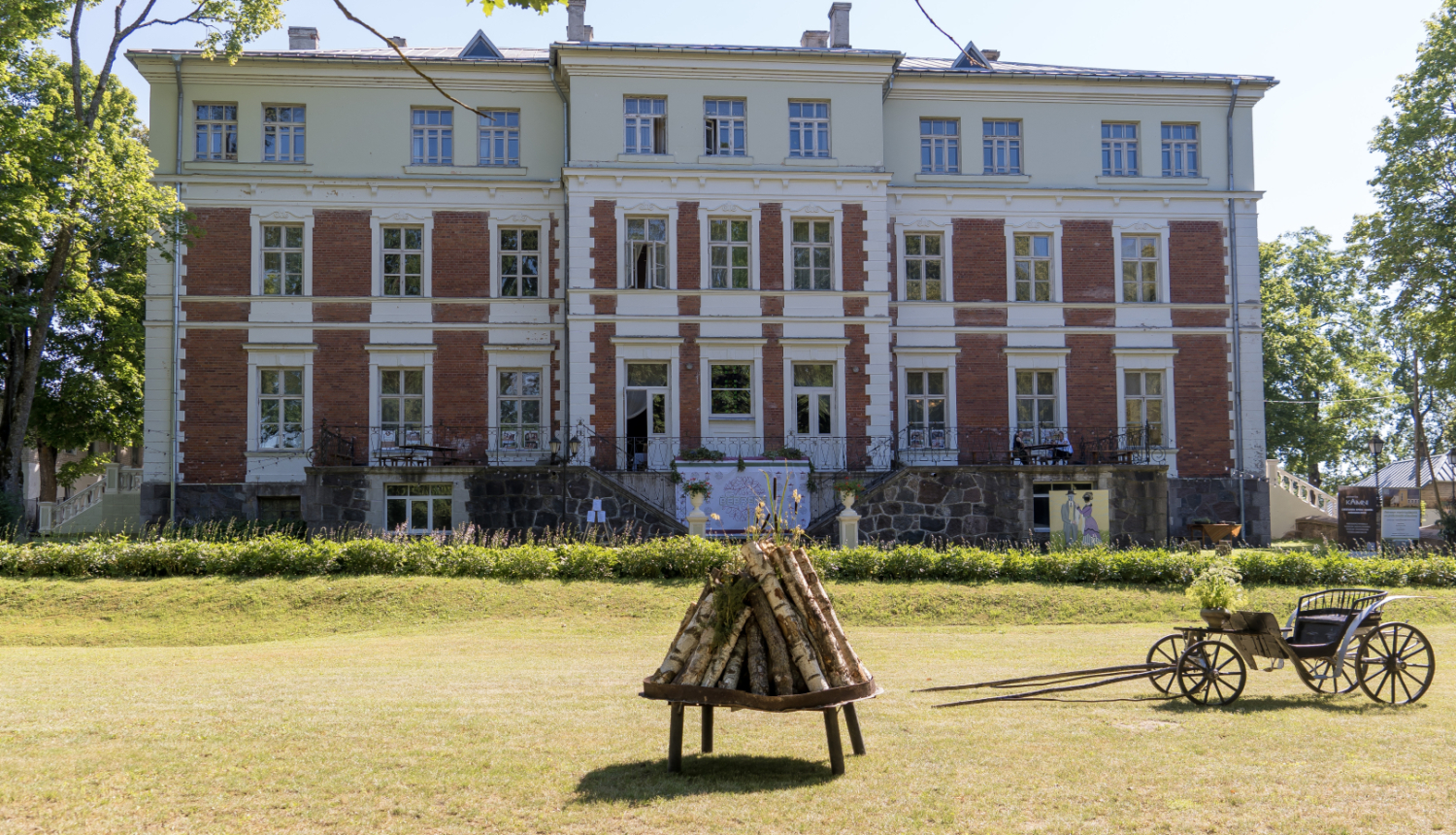 Bebrenes muiža vasarā