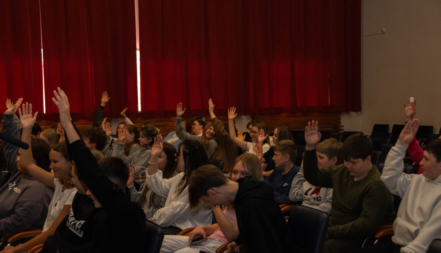 jaunieši pacēluši rokas