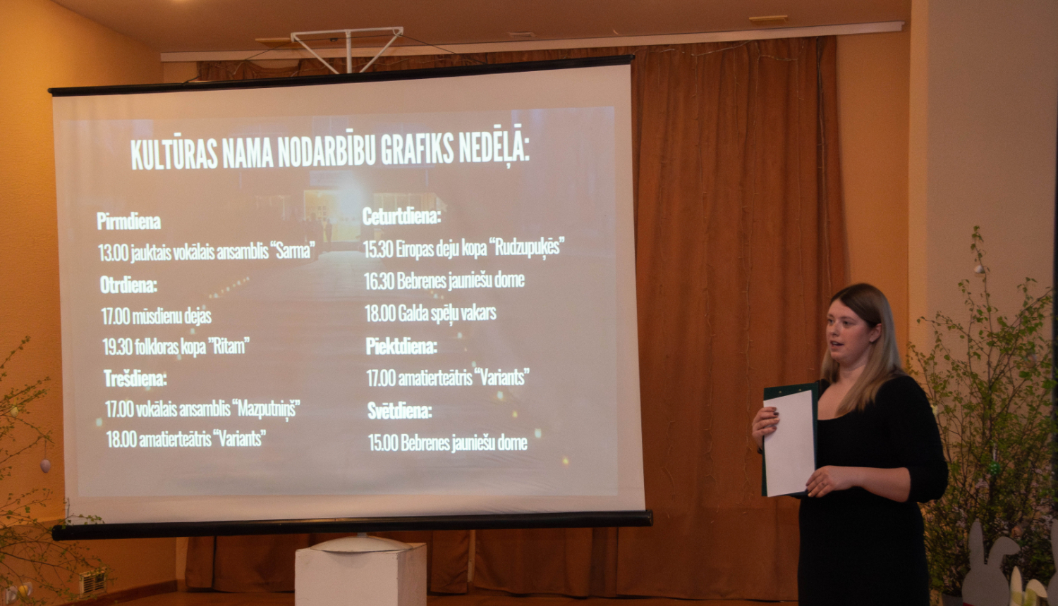 Bebrenes Kultūras nama vadītāja prezentē