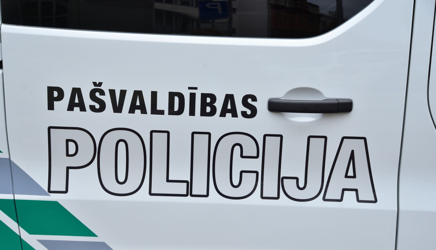 Pašvaldības policijas uzraksts uz auto durvīm
